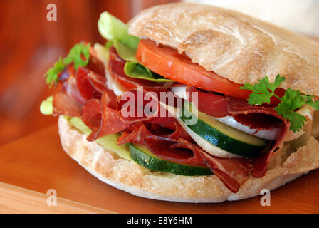 Appetitliche Sandwich mit Schinken und Gemüse Stockfoto