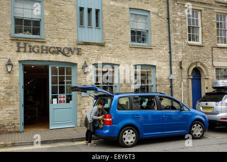 Eine Frau setzen, shopping in ihrem Auto vor HRH The Prince Of Wales-Shop, Highgrove in Tetbury, Gloucestershire, UK Stockfoto