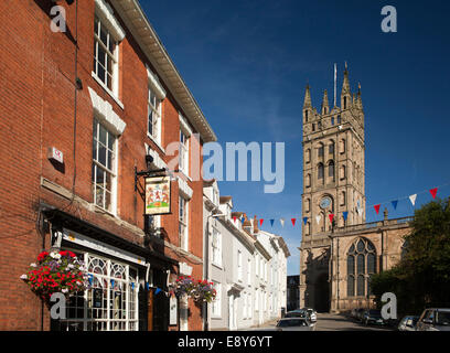 Großbritannien, England, Warwickshire, Warwick, Church Street, Zetland Arms Pub und St Mary "Turm der Stiftskirche Stockfoto