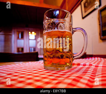 Liter-Glas Bier in der hand Stockfoto