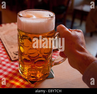 Liter-Glas Bier in der hand Stockfoto