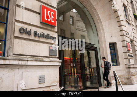 Ein junger männlicher Student zu Fuß in Richtung Eingang des LSE Altbau in Houghton St in London, Großbritannien Stockfoto