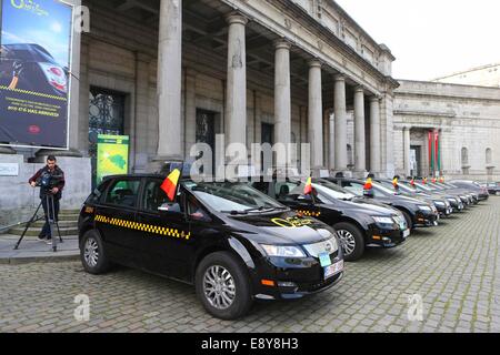 Brüssel, Belgien. 15. Oktober 2014. Journalisten machen Sie Fotos von Taxis von BYD gemacht, ein Shenzhen basierte chinesischen Hersteller von Akkus und Automobile, in Brüssel, Hauptstadt von Belgien, am 15. Oktober 2014. Belgischen Beamten am Mittwoch begrüßte 34 Chinesisch-gebildete voll Elektroautos in der Taxi-Service in Brüssel. Bildnachweis: Gong Bing/Xinhua/Alamy Live-Nachrichten Stockfoto