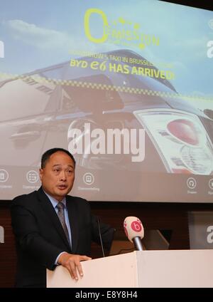 Brüssel, Belgien. 15. Oktober 2014. Isbrand Ho, Geschäftsführer BYDs Auto Export Trade Division, spricht auf der offizielle Startschuss für die "e6" Taxis von BYD gemacht, ein Shenzhen basierte chinesischen Hersteller von Akkus und Automobile, in Brüssel, Hauptstadt von Belgien, am 15. Oktober 2014. Belgischen Beamten am Mittwoch begrüßte 34 Chinesisch-gebildete voll Elektroautos in der Taxi-Service in Brüssel. Bildnachweis: Gong Bing/Xinhua/Alamy Live-Nachrichten Stockfoto