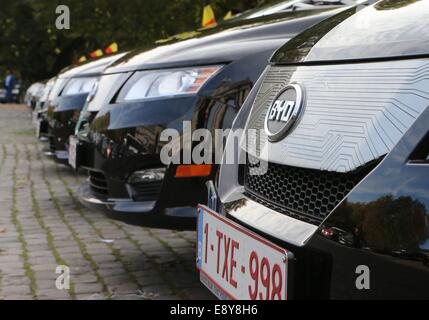 Brüssel. 15. Oktober 2014. Foto aufgenommen am 15. Oktober 2014 zeigt die "e6" Taxis von BYD gemacht, ein Shenzhen basierte chinesischen Hersteller von Akkus und Automobile, in Brüssel, Hauptstadt von Belgien. Belgischen Beamten am Mittwoch begrüßte 34 Chinesisch-gebildete voll Elektroautos in der Taxi-Service in Brüssel. Bildnachweis: Gong Bing/Xinhua/Alamy Live-Nachrichten Stockfoto