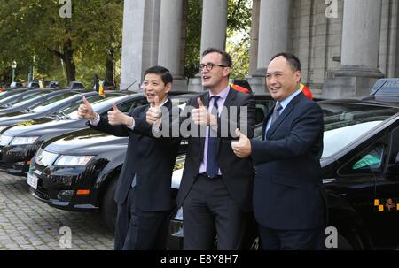 Brüssel, Belgien. 15. Oktober 2014. Der chinesische Botschafter in Belgien Liao Liqiang (L), Brüssel Minister für Mobilität und öffentliche Arbeiten, Pascal Smet (C) und Isbrand Ho, BYD Geschäftsführer der Auto Export Trade Division, Pose für Fotos beim offiziellen Start der "e6" Taxis gemacht von BYD, basiert eine Shenzhen chinesischen Hersteller von Akkus und Automobile, in Brüssel, Hauptstadt von Belgien, am 15. Oktober , 2014. Belgischen Beamten am Mittwoch begrüßte 34 Chinesisch-gebildete voll Elektroautos in der Taxi-Service in Brüssel. Bildnachweis: Gong Bing/Xinhua/Alamy Live-Nachrichten Stockfoto