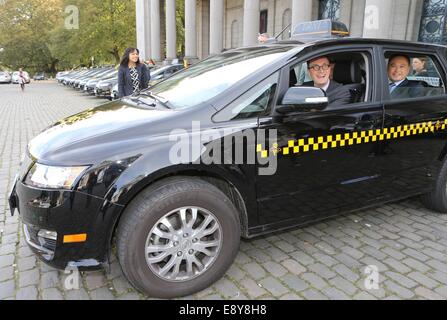 Brüssel, Belgien. 15. Oktober 2014. Pascal Smet, Brüssel Minister für Mobilität und öffentliche Arbeiten, nimmt eine Probefahrt der "e6" Taxis von BYD gemacht, ein Shenzhen Grundlage chinesischen Hersteller von Akkus und Automobile, in Brüssel, Hauptstadt von Belgien, am 15. Oktober 2014. Belgischen Beamten am Mittwoch begrüßte 34 Chinesisch-gebildete voll Elektroautos in der Taxi-Service in Brüssel. Bildnachweis: Gong Bing/Xinhua/Alamy Live-Nachrichten Stockfoto