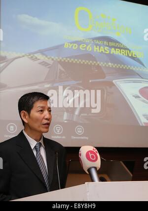 Brüssel, Belgien. 15. Oktober 2014. Chinesischer Botschafter in Belgien Liao Liqiang spricht auf der offizielle Startschuss für die "e6" Taxis von BYD gemacht, ein Shenzhen basierte chinesischen Hersteller von Akkus und Automobile, in Brüssel, Hauptstadt von Belgien, am 15. Oktober 2014. Belgischen Beamten am Mittwoch begrüßte 34 Chinesisch-gebildete voll Elektroautos in der Taxi-Service in Brüssel. Bildnachweis: Gong Bing/Xinhua/Alamy Live-Nachrichten Stockfoto