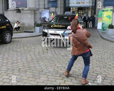 Brüssel, Belgien. 15. Oktober 2014. Journalisten machen Sie Fotos von Taxis von BYD gemacht, ein Shenzhen basierte chinesischen Hersteller von Akkus und Automobile, in Brüssel, Hauptstadt von Belgien, am 15. Oktober 2014. Belgischen Beamten am Mittwoch begrüßte 34 Chinesisch-gebildete voll Elektroautos in der Taxi-Service in Brüssel. Bildnachweis: Gong Bing/Xinhua/Alamy Live-Nachrichten Stockfoto