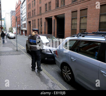 Manchester, UK. 16. Oktober 2014.  Ein Parkplatz-Wächter prüft Autos auf Lloyd Street, wo über 1700 Parkplätze Tickets für illegales Parken von 2008 bis 2013, die vierte ausgestellt wurden für jede Straße in Greater Manchester am höchsten. Bildnachweis: John Fryer/Alamy Live-Nachrichten Stockfoto