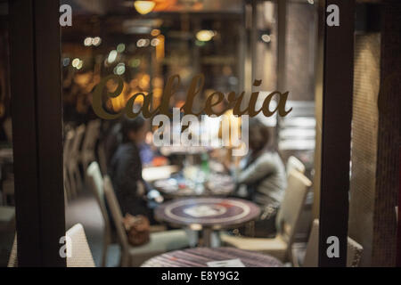 Frankreich, Paris, 2. Oktober 2014: Melden Sie sich ein Fenster in einem Café in Paris. Hinter dem Fenster Leute, die Spaß. Stockfoto