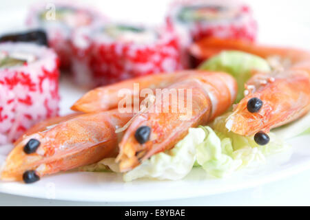 Sushi-Rollen mit Garnelen Stockfoto