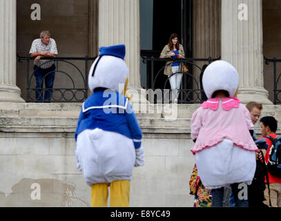 London, England, Vereinigtes Königreich. Trafalgar Square: Donald und Daisy Duck vor der National gallery Stockfoto