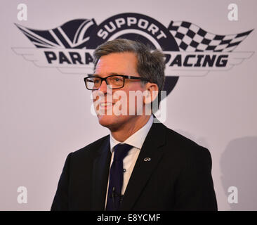 London, UK. 16. Oktober 2014. Steve Oliver besucht die Infiniti-Unterstützung die Paras Racing Team am St. Lawrence Jewry in London Guildhall Hof starten. Bildnachweis: Siehe Li/Alamy Live News Stockfoto