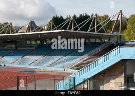 Crystal Palace, London, UK. 16. Oktober 2014. Eine öffentliche Konsultation ist heute statt über die Pläne für die Sanierung und Verbesserung der Sportanlagen im Crystal Palace.  Die 1950er Jahre National Sports Centre ist Grad II * aufgeführt, aber es soll jetzt nur unzureichend genutzt werden und in einem schlechten Zustand.  Einen neu gestalteten Innenraum, Erhaltung der ursprünglichen Olympischen Pool beinhalten würde. Bildnachweis: Urbanimages/Alamy Live-Nachrichten Stockfoto