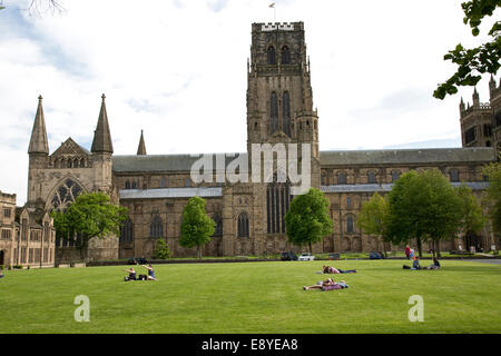 Menschen entspannen auf Green vor der Kathedrale von Durham UK Stockfoto