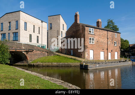 Ehemaligen Schleusenwärter Ferienhaus am Ashton Canal, Ancoats, Manchester, England, UK. Islington Wharf Mews Appartementhaus hinter. Stockfoto