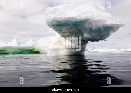 Eisberg mit Eisscholle, schwebend in der Ross-See, Antarktis. Stockfoto