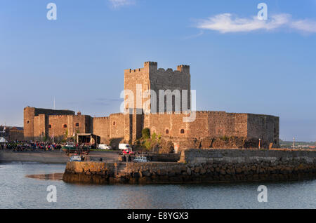 Norman Mittelalterburg in Carrickfergus, Nordirland, im Abendlicht Stockfoto