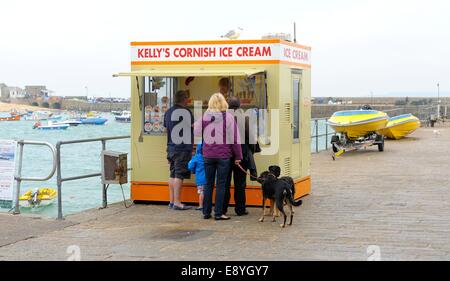 Kellys Cornish Eis Creme Kiosk am Hafen Kai St Ives Cornwall England uk Stockfoto