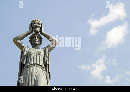 Weibliche Figur mit Maske Stockfoto