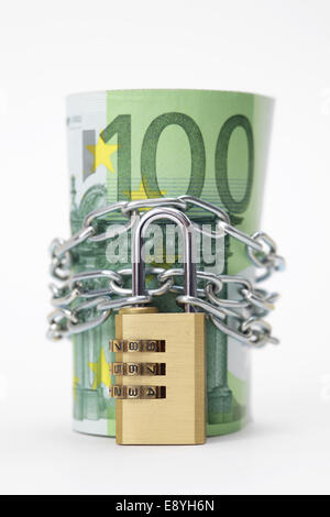 Euro-Banknoten mit Schloss und Kette Stockfoto