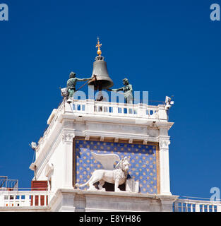 Uhrturm in der berühmte Markusplatz Stockfoto