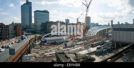 Sanierung arbeiten bei Victoria Station, Manchester, England, UK.  GUS-Staaten bauen und neues Jahrhundert Haus im Hintergrund. Stockfoto