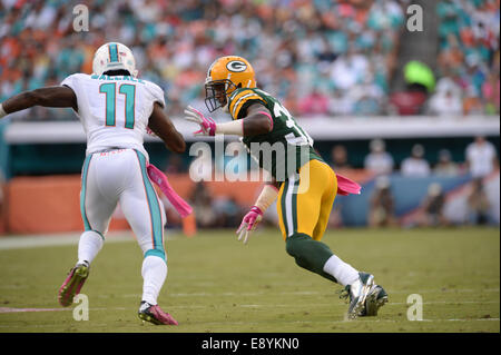 Miami Gardens, FL, USA. 12. Oktober 2014. Sam Shields #37 der grünen Bucht verteidigt Mike Wallace #11 von Miami in die NFL Football-Spiel zwischen den Miami Dolphins und den Green Bay Packers im Sun Life Stadium in Miami Gardens FL. Die Packers besiegten die Delphine 27-24. © Csm/Alamy Live-Nachrichten Stockfoto