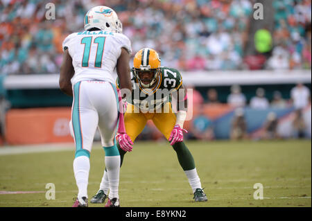 Miami Gardens, FL, USA. 12. Oktober 2014. Sam Shields #37 der grünen Bucht verteidigt Mike Wallace #11 von Miami in die NFL Football-Spiel zwischen den Miami Dolphins und den Green Bay Packers im Sun Life Stadium in Miami Gardens FL. Die Packers besiegten die Delphine 27-24. © Csm/Alamy Live-Nachrichten Stockfoto