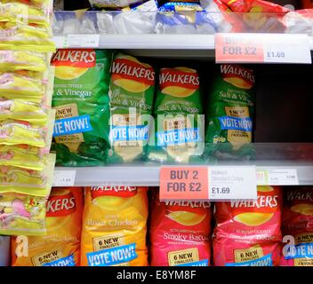 Walkers Multi Pack Chips für den Verkauf auf einen Supermarkt Regal "kaufen Sie 2 für £2 Angebot" England uk Stockfoto