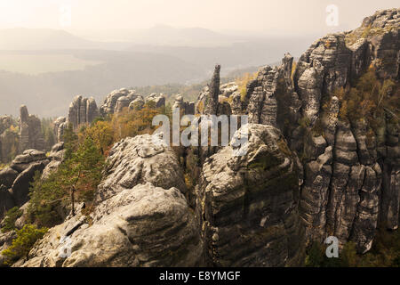 Blick auf die Kette Felsen im Elbsandstein Gebirge, sächsischen Schweiz, Sachsen, Deutschland Stockfoto