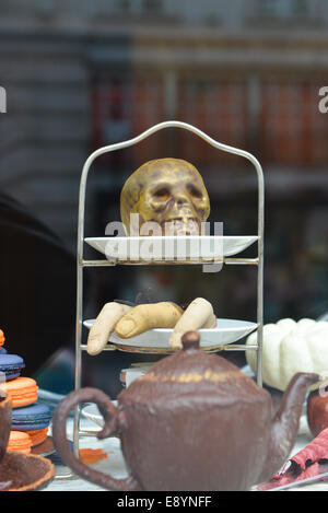 Regent Street, London, UK. 16. Oktober 2014. Das Fenster des Cafe Royal in der Regent Street hat eine Halloween-Thema. Bildnachweis: Matthew Chattle/Alamy Live-Nachrichten Stockfoto