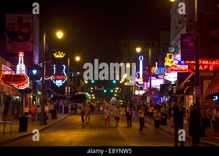 Touristen auf der Memphis TN Beale Street, die Heimat der Soul und Blues Musik Stockfoto