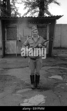 Region Moskau, Russland - ca. 1993: einen Soldaten mit Gewehren posieren. Film scannen. große Körner, ca. 1993 Stockfoto