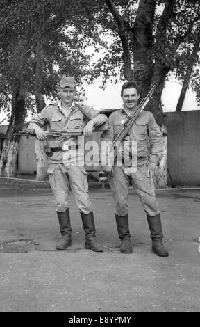 Region Moskau, Russland - ca. 1993: Soldaten mit Gewehren posieren. Film scannen. große Körner, ca. 1993 Stockfoto