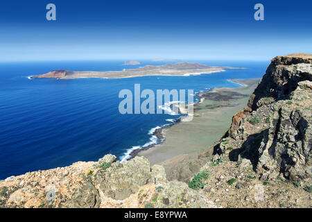 Lanzarote - Blick vom Famara Cliff auf La Graciosa Stockfoto