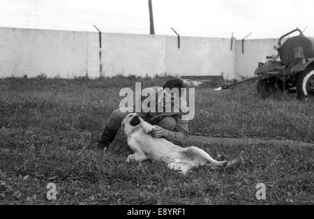 Region Moskau, Russland - ca. 1993: ein Soldat spielen mit einem Hund. Film scannen. große Körner, ca. 1993 Stockfoto