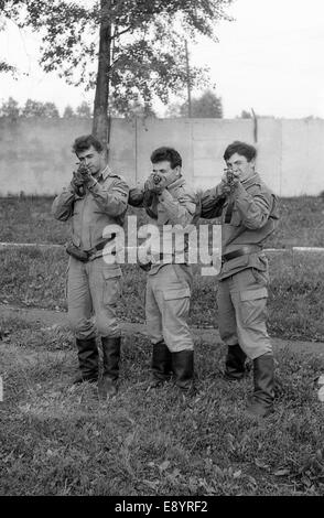 Region Moskau, Russland - ca. 1993: Soldaten mit Gewehren posieren. Die Vorbereitungen für das Schießen. Film scannen. große Körner, ca. 1993 Stockfoto