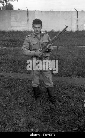 Region Moskau, Russland - ca. 1993: einen Soldaten mit Gewehren posieren. Film scannen. große Körner, ca. 1993 Stockfoto