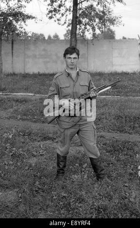 Region Moskau, Russland - ca. 1993: einen Soldaten mit Gewehren posieren. Film scannen. große Körner, ca. 1993 Stockfoto