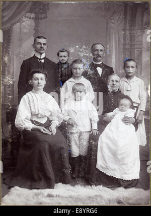 ROSTOCK, Deutschland - ca. 1907: Vintage Porträt einer mehr-Generationen-Familie, ca. 1907 Stockfoto