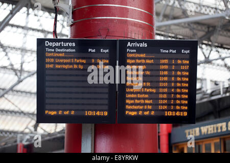 Abfahrts- und Ankunftsschild am Bahnhof Lime Street, Zeitziel und Ankunft mit Bahnsteig-Informationen, Liverpool Merseyside, Großbritannien Stockfoto