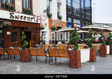 Exrerior Sitzplätze an Sweeney's Cafe in der Williamson Square, Liverpool als Gäste ein Getränk und Essen genießen, Merseyside, UK Stockfoto