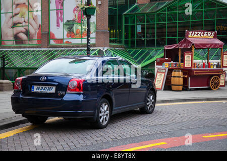 Illegal geparkt ausländische Auto geparkt in Liverpool, Merseyside, UK Stockfoto