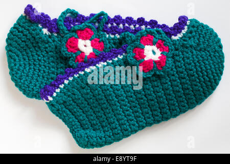 Hand gestrickt grün blau Hausschuhe Socken auf weißem Hintergrund Stockfoto