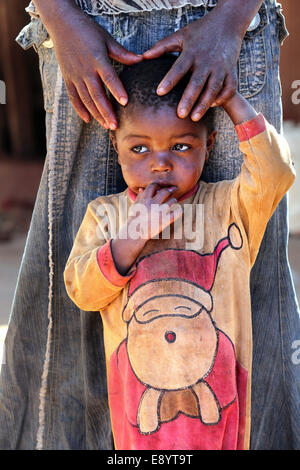 Traurige junge gekleidet in einem Body, der Weihnachtsmann, zweiter Hand Tuch zeigt. Sambia, Afrika Stockfoto