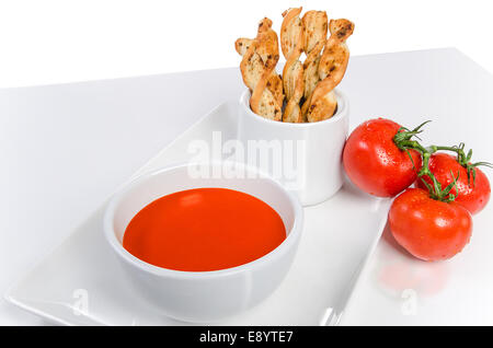 Stock Bild - Tomatensuppe mit frischen Tomaten und Brot-Sticks. Stockfoto