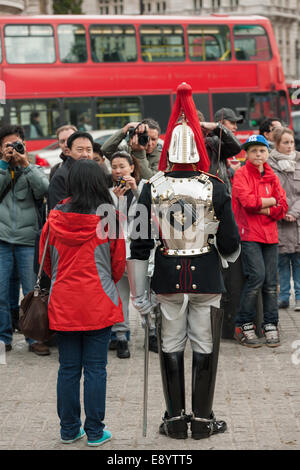 Touristischen posiert neben ein Soldat aus der Blues and Royals (Royal Horse Guards und 1. Dragoner), Teil der Household Cavalry, Horse Guards Parade, London, England Stockfoto