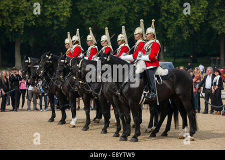 Montiert Soldaten der Household Cavalry, Life Guards Regiment, Horse Guards Parade, London, England Stockfoto